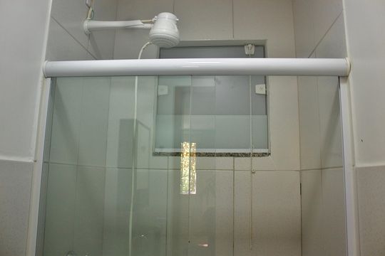 Banheiro de kitnet/studio para alugar com 1 quarto, 18m² em Duarte Silveira, Petrópolis