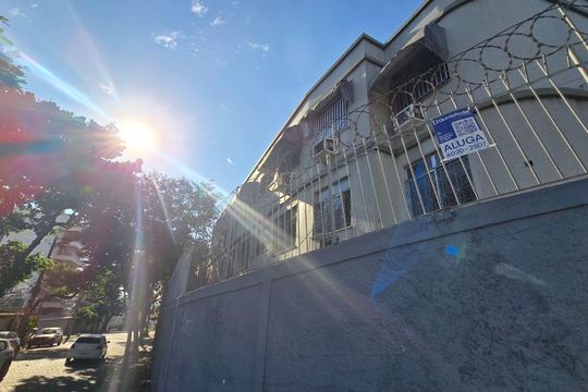 Fachada do Prédio com placa de apartamento para alugar com 2 quartos, 47m² em Cachambi, Rio de Janeiro