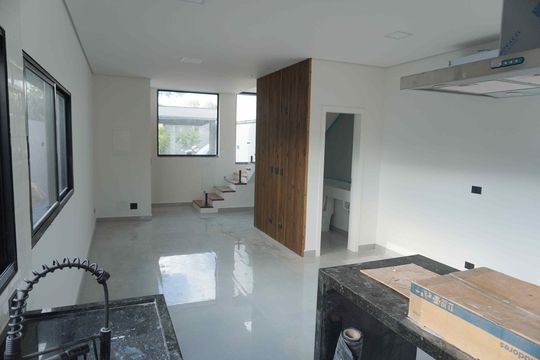 Sala de casa de condomínio à venda com 2 quartos, 131m² em Alphaville, Santana de Parnaíba