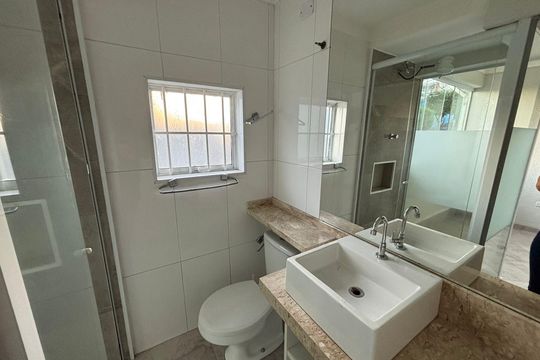 Banheiro suíte de casa para alugar com 3 quartos, 570m² em Vila Engenho Novo, Barueri
