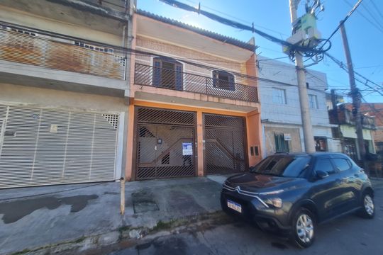 Fachada com placa QuintoAndar de casa para alugar com 2 quartos, 120m² em Parque Primavera, Guarulhos