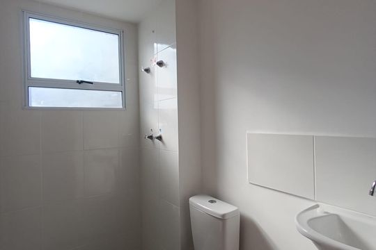 Banheiro de apartamento para alugar com 2 quartos, 43m² em Jardim Alvorada, Nova Iguaçu
