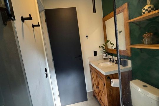 Banheiro suíte 2 de apartamento à venda com 2 quartos, 83m² em Alphaville Empresarial, Barueri