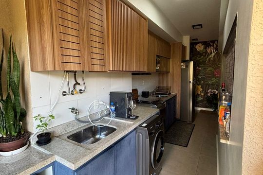 Cozinha e Área de Serviço de apartamento à venda com 2 quartos, 83m² em Alphaville Empresarial, Barueri