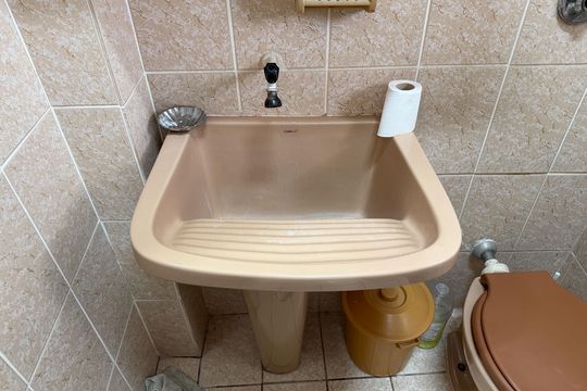 Banheiro de kitnet/studio para alugar com 1 quarto, 25m² em José Menino, Santos