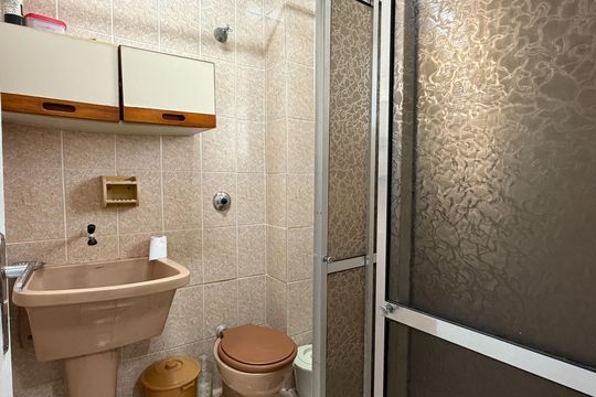 Banheiro de kitnet/studio para alugar com 1 quarto, 25m² em José Menino, Santos