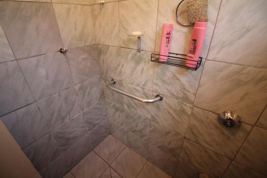 Banheiro de casa à venda com 2 quartos, 360m² em Pindorama, Belo Horizonte