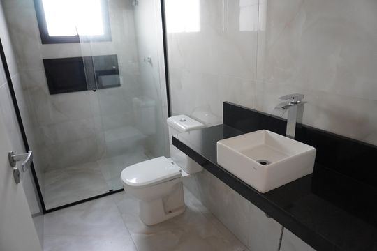 Banheiro de casa de condomínio à venda com 2 quartos, 134m² em Alphaville, Santana de Parnaíba