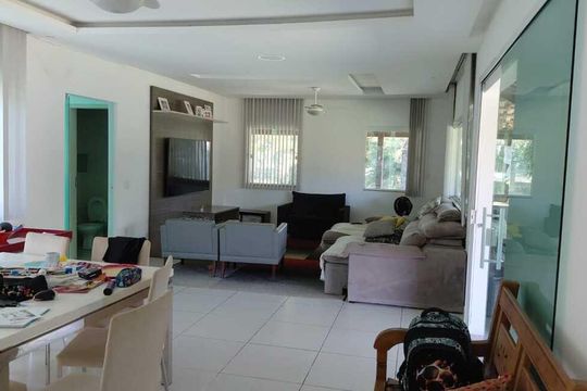 Sala de casa de condomínio para alugar com 4 quartos, 350m² em Caxito, Maricá