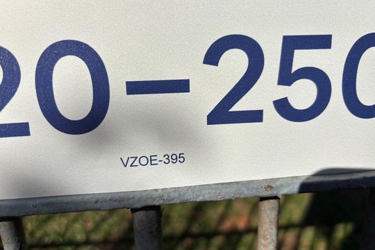 Plaquinha Instalada código VZOE-395 de apartamento à venda com 2 quartos, 65m² em Humaitá, Porto Alegre