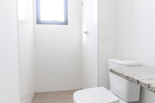 Banheiro da Suíte de apartamento à venda com 1 quarto, 46m² em Empresarial 18 do Forte, Barueri