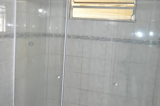 Banheiro de casa de condomínio à venda com 2 quartos, 110m² em Inhaúma, Rio de Janeiro