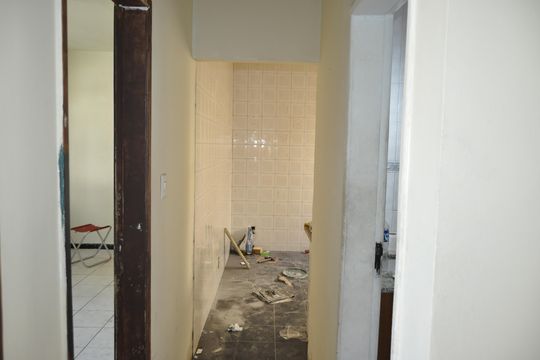 Corredor de casa de condomínio à venda com 2 quartos, 110m² em Inhaúma, Rio de Janeiro