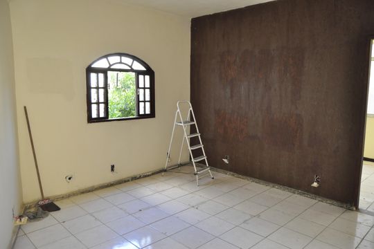 Sala de casa de condomínio à venda com 2 quartos, 110m² em Inhaúma, Rio de Janeiro