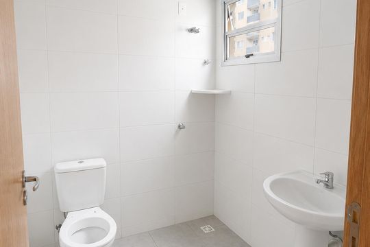 Banheiro de apartamento à venda com 2 quartos, 55m² em Ceilândia, Brasília