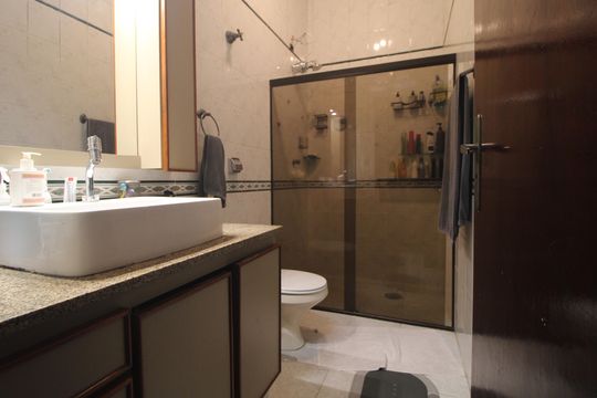 Banheiro da suíte de casa à venda com 3 quartos, 200m² em Vila do Castelo, São Paulo