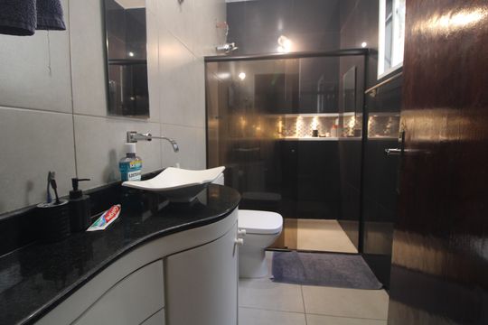 Banheiro comum de casa à venda com 3 quartos, 200m² em Vila do Castelo, São Paulo