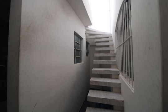 Escada / fundos da casa de casa à venda com 3 quartos, 200m² em Vila do Castelo, São Paulo