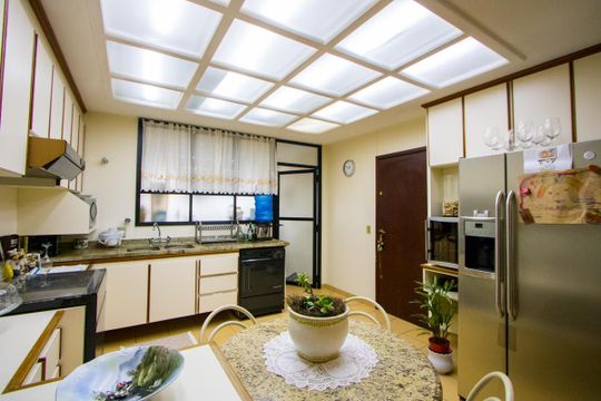 Cozinha de apartamento à venda com 4 quartos, 156m² em Vila Assunção, Santo André
