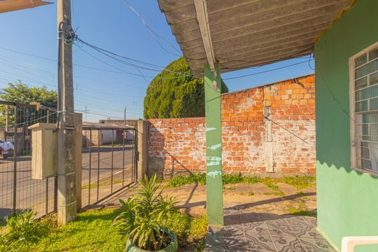 Garagem de casa à venda com 2 quartos, 60m² em Guajuviras, Canoas