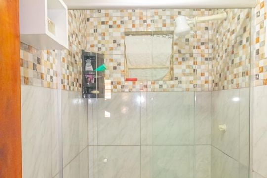 Banheiro de casa à venda com 2 quartos, 60m² em Guajuviras, Canoas