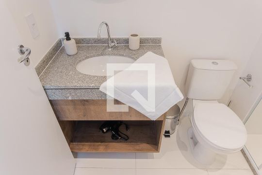 Banheiro de kitnet/studio para alugar com 1 quarto, 24m² em Pinheiros, São Paulo