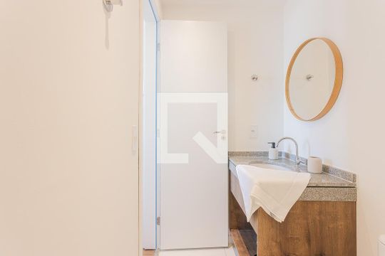 Banheiro de kitnet/studio para alugar com 1 quarto, 24m² em Pinheiros, São Paulo