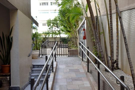 Rampa de acesso a área de lazer de apartamento à venda com 3 quartos, 136m² em Pinheiros, São Paulo