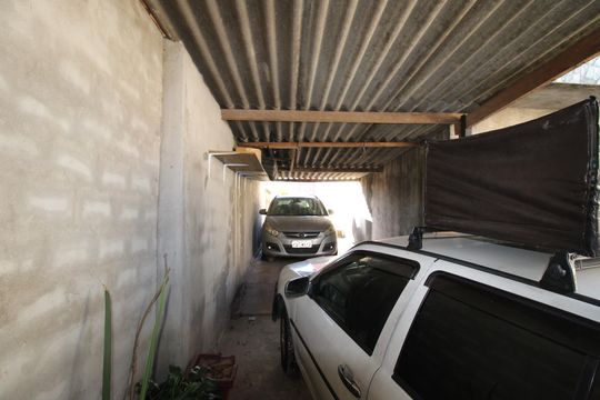 Garagem de casa à venda com 3 quartos, 180m² em Vila Carmosina, São Paulo