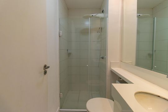 Banheiro de apartamento para alugar com 2 quartos, 62m² em Bairro Nakamura Park, Cotia