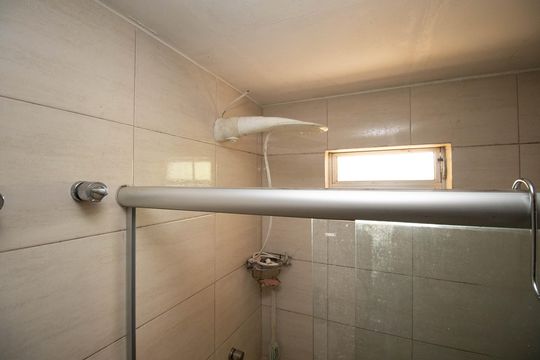 Banheiro da Suíte 2 de casa de condomínio para alugar com 3 quartos, 450m² em Jardim Botânico, Brasília
