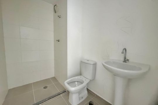 Banheiro de apartamento para alugar com 2 quartos, 45m² em Picanço, Guarulhos