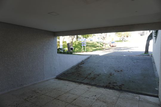 Garagem de casa de condomínio para alugar com 4 quartos, 370m² em Suru, Barueri
