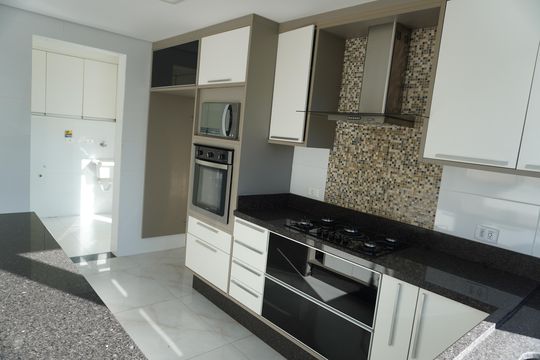 Cozinha de casa de condomínio para alugar com 4 quartos, 370m² em Suru, Barueri