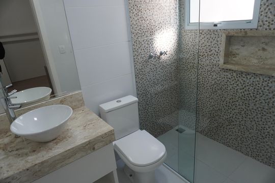 Banheiro da Suíte 2 de casa de condomínio para alugar com 4 quartos, 370m² em Suru, Barueri