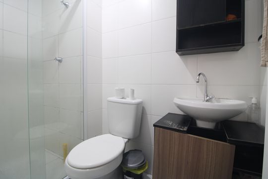 Banheiro da suíte de apartamento para alugar com 1 quarto, 27m² em Jardim Cidalia, São Paulo