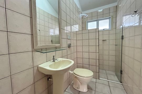 Banheiro  de casa de condomínio para alugar com 1 quarto, 75m² em Barra da Lagoa, Florianópolis