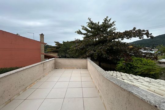 Quarto varanda de casa de condomínio para alugar com 1 quarto, 75m² em Barra da Lagoa, Florianópolis