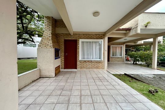 Garagem de casa de condomínio para alugar com 1 quarto, 75m² em Barra da Lagoa, Florianópolis