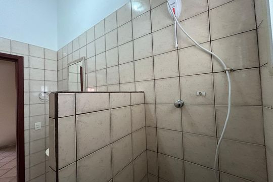 Banheiro  de casa de condomínio para alugar com 1 quarto, 75m² em Barra da Lagoa, Florianópolis
