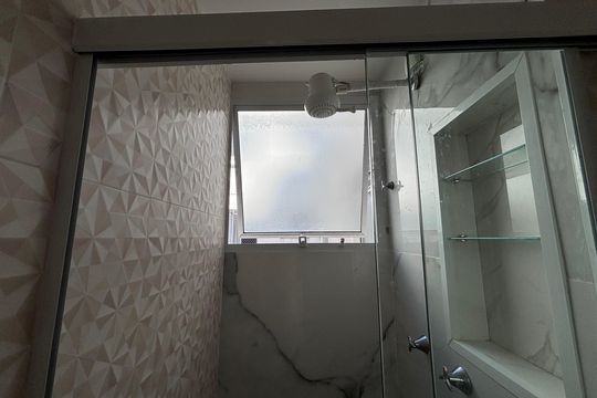Banheiro de apartamento para alugar com 2 quartos, 40m² em Recreio dos Bandeirantes, Rio de Janeiro