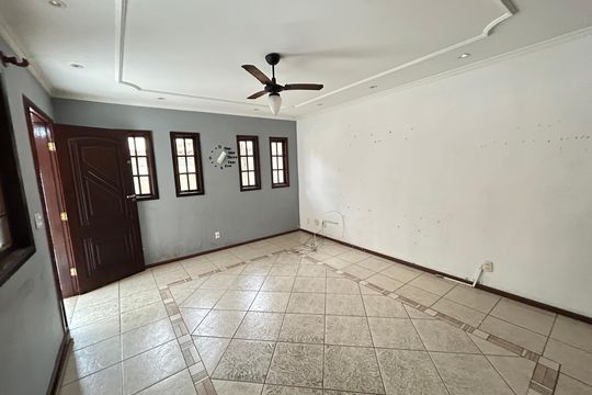 Sala de casa à venda com 3 quartos, 121m² em Vila Valqueire, Rio de Janeiro