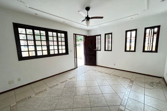 Casa para alugar com 3 quartos, 121m² em Vila Valqueire, Rio de Janeiro