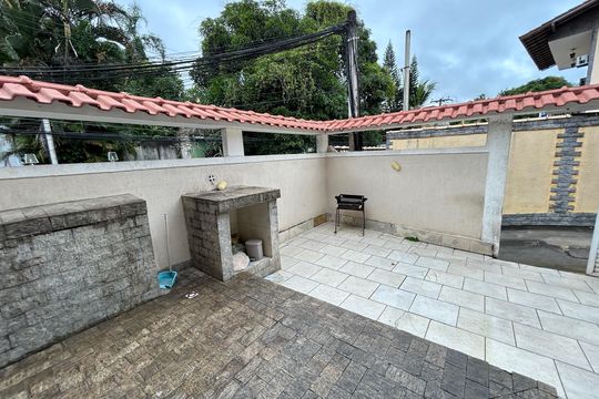Quintal de casa à venda com 3 quartos, 121m² em Vila Valqueire, Rio de Janeiro