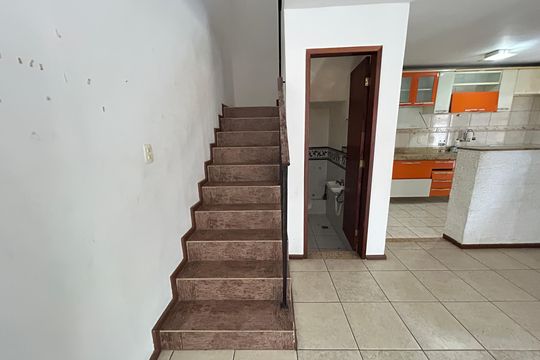 Escada de casa à venda com 3 quartos, 121m² em Vila Valqueire, Rio de Janeiro