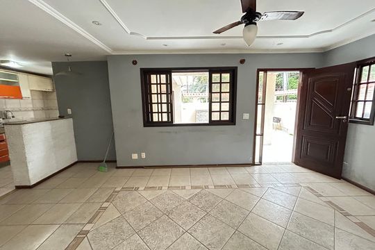 Sala de casa à venda com 3 quartos, 121m² em Vila Valqueire, Rio de Janeiro