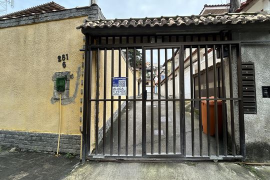 Fachada + placa de casa à venda com 3 quartos, 121m² em Vila Valqueire, Rio de Janeiro