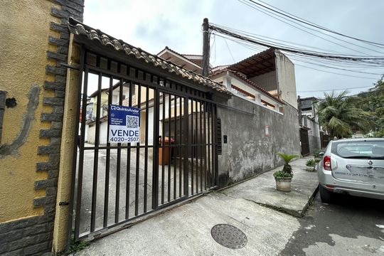 Fachada + placa de casa para alugar com 3 quartos, 121m² em Vila Valqueire, Rio de Janeiro