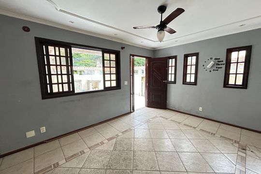 Casa à venda com 3 quartos, 121m² em Vila Valqueire, Rio de Janeiro