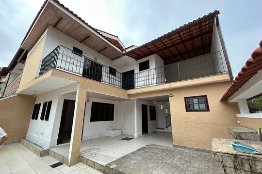 Fachada de casa à venda com 3 quartos, 121m² em Vila Valqueire, Rio de Janeiro